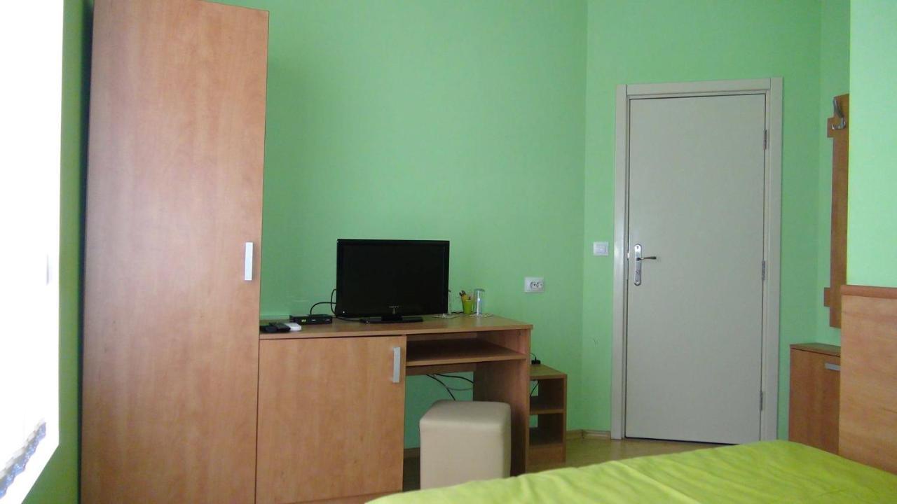 Семеен Хотел Лъки Byala Slatina Exterior foto