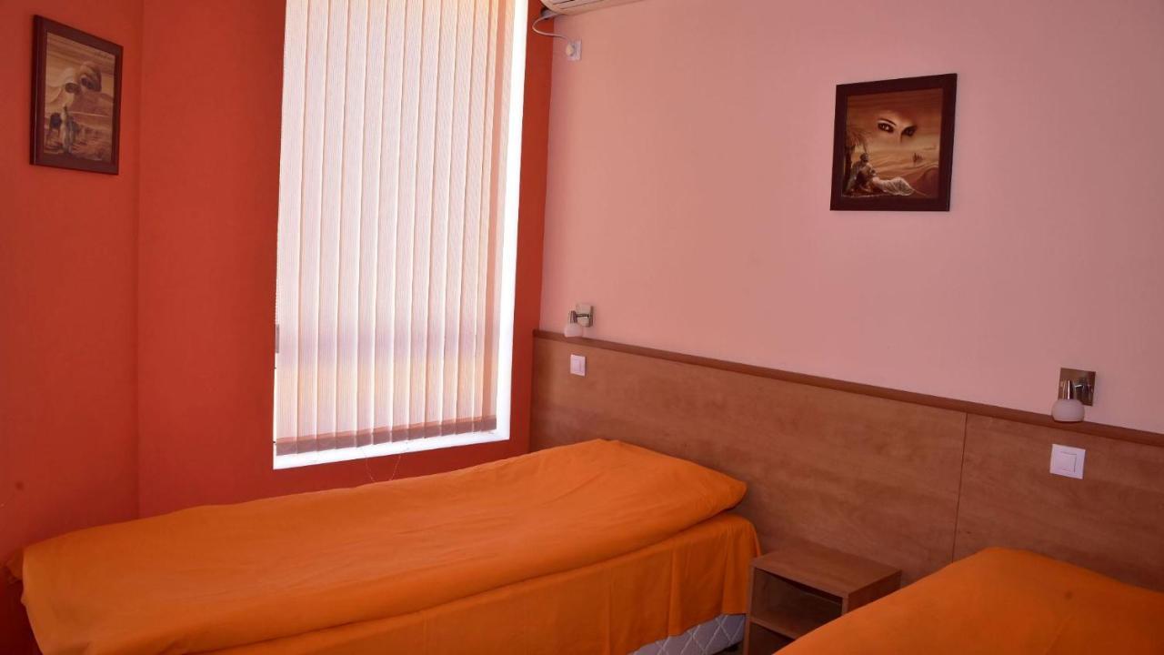 Семеен Хотел Лъки Byala Slatina Exterior foto