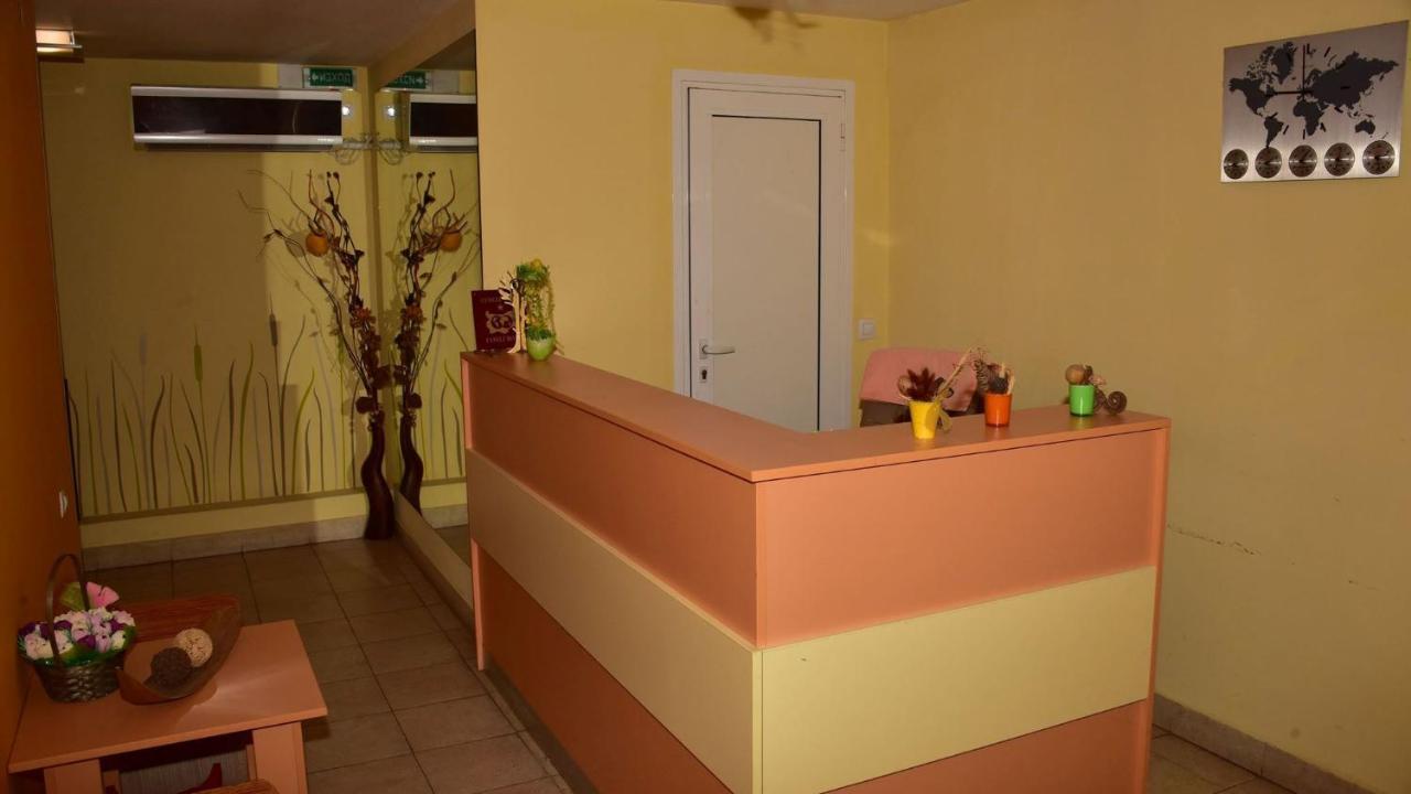 Семеен Хотел Лъки Byala Slatina Exterior foto